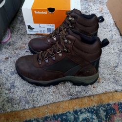 Womens Timberland hiking boots size 7(new)