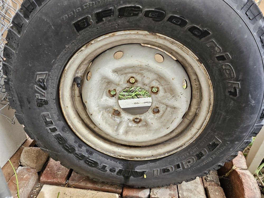 Tire and rim. Nissan, pick up.