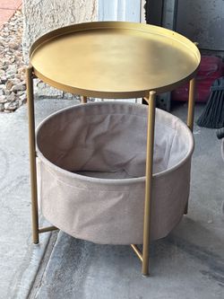 Round  side table with storage básquet