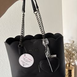 BETSEY JOHNSON BLACK HANDBAG 