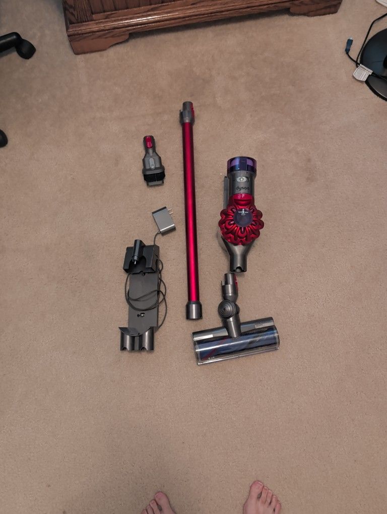 Dyson V8 Cordless Vacuum - Like New