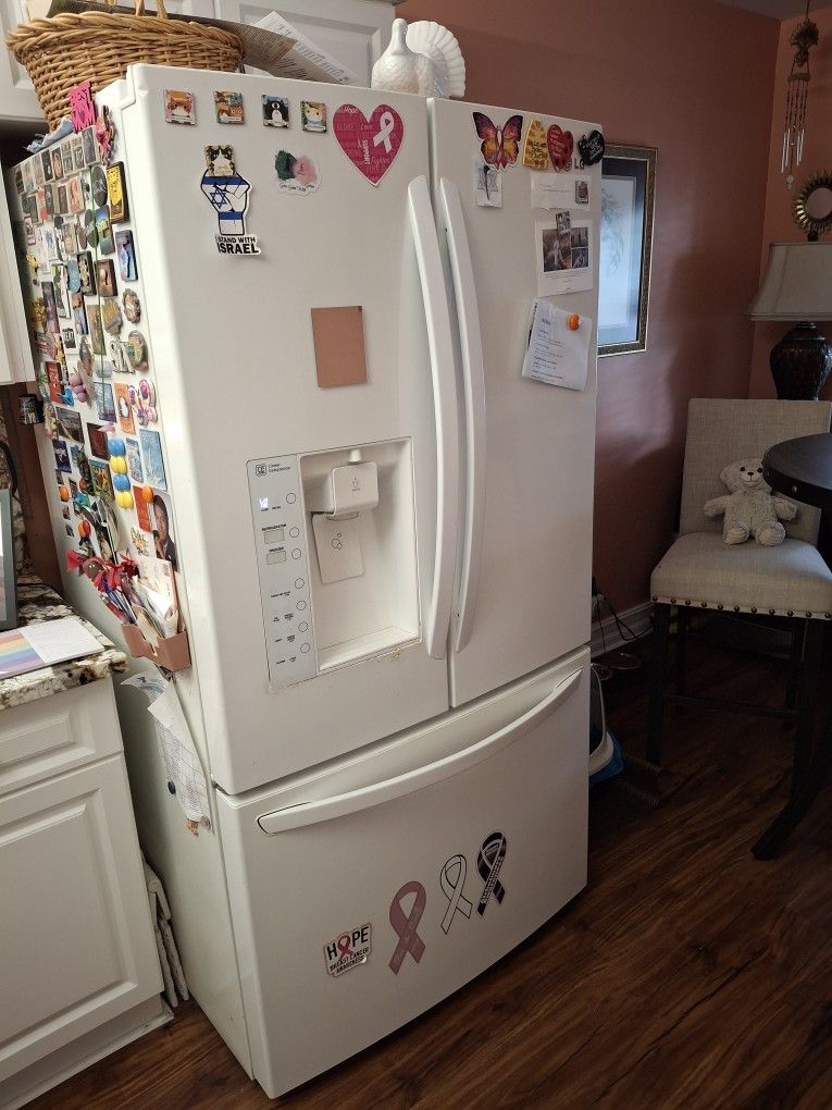 LG LFX31925SW Wh Refrigerator French Doors 31cu ft $100. OBO