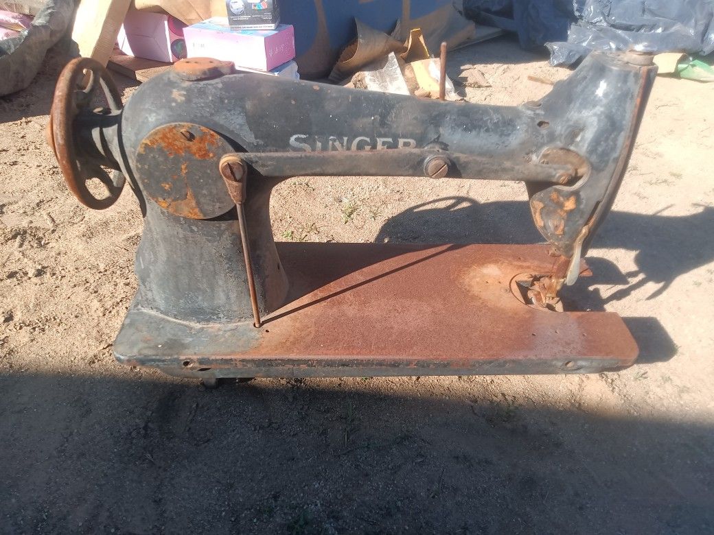 Singer Sewing Machine 