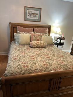Ethan Allen Solid Maple wood sleigh bed - QUEEN (New Country)