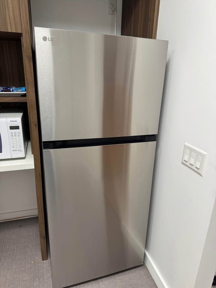 LG 17.5-cu ft, 28-in Wide Top-Freezer Refrigerator (Stainless Steel)