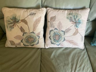 2 throw pillows