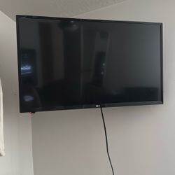 32” LG Smart Tv with Mount