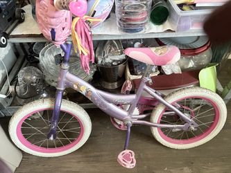 Princess bike with bell tassels and heart storage I excellent condition tires chain seat and pedals perfect 😍