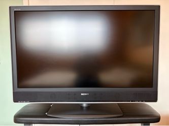 46" Sony Bravia 1080p TV (KDL-46V25L1) - Mint Condition w/Stand & Remote