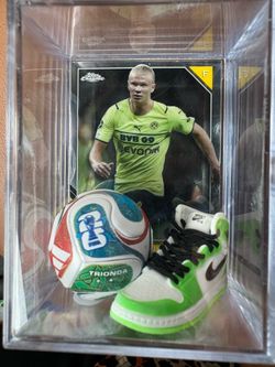 ERLING HAALAND SHADOW BOX WITH MINI SOCCER BALL AND COLOR MATCH NIKE