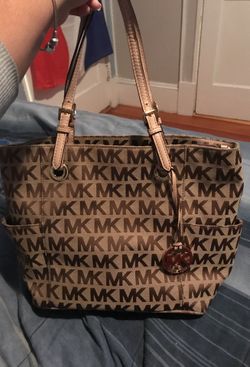 Michael Kors Handbag, Fairly Brand New, No Tares Or Rips, Huge Inside, Comfortable & Matches With Everything!!