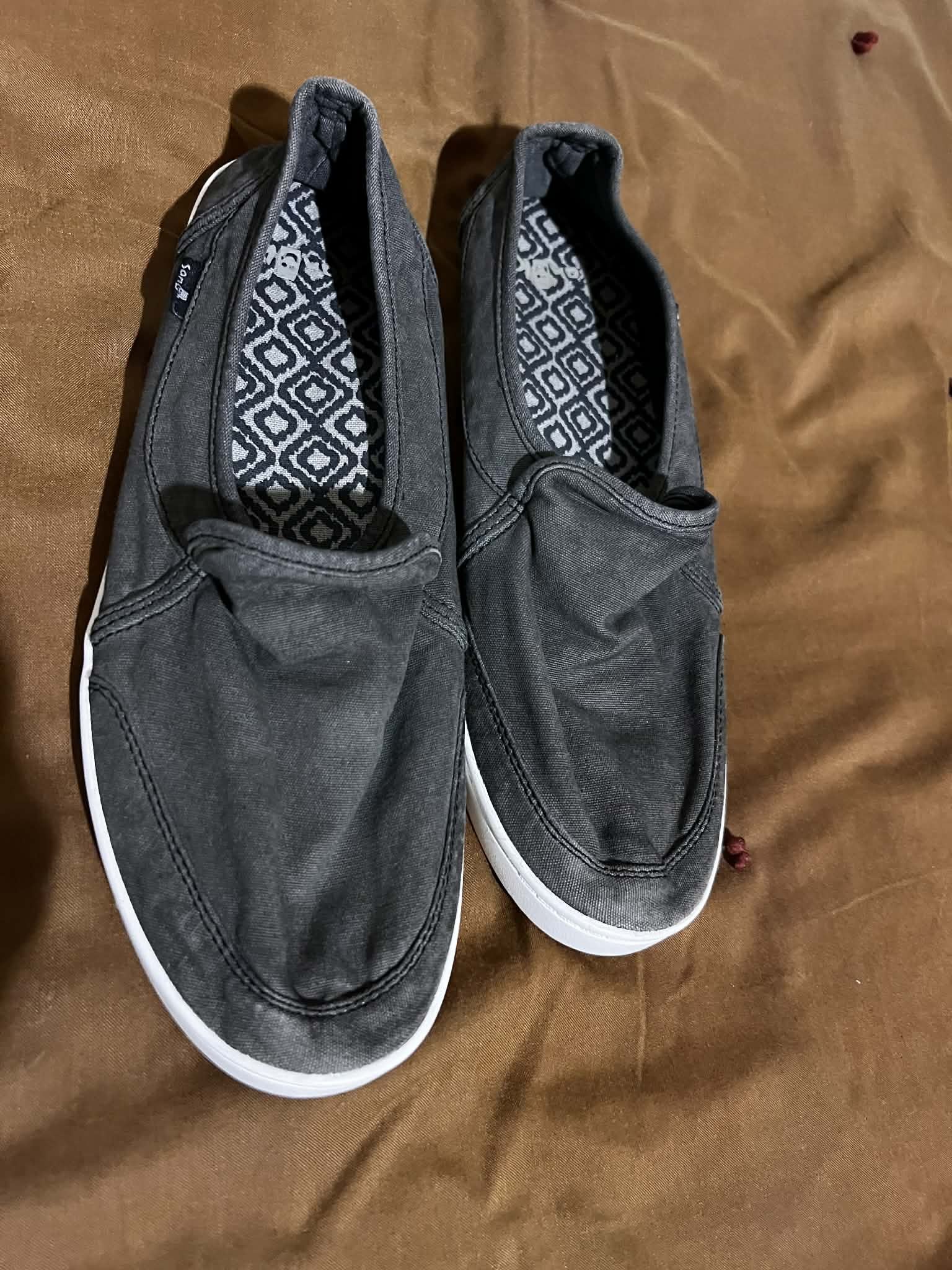 New Sanuk’s Size 9