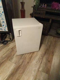 Beautiful White Samyo Mini Fridge