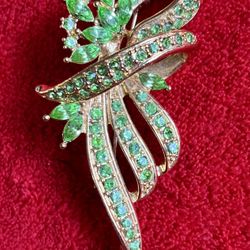 GREEN RHINESTONES GOLD TONE BOW RIBBON PIN BROOCH ** Good Quality CHRISTMAS GIFT