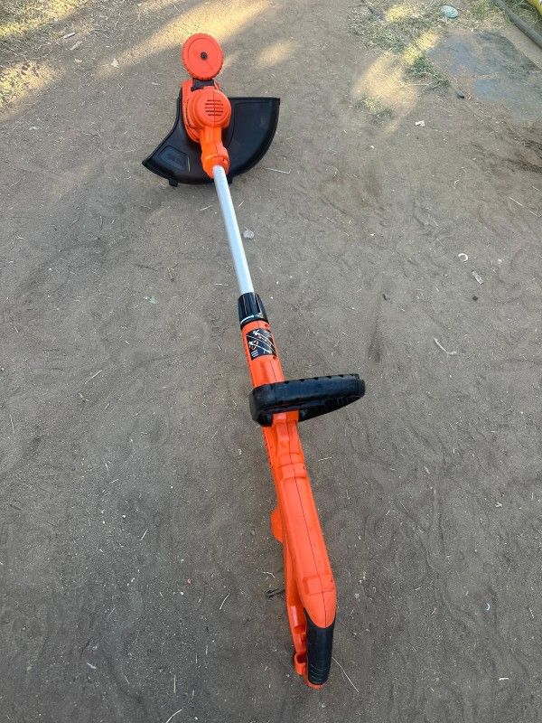 BLACK+DECKER
14 in. 6.5 AMP Corded Electric Single Line 2-in-1 String Trimmer & Lawn Edger with Automatic Feed and POWERDRIVE