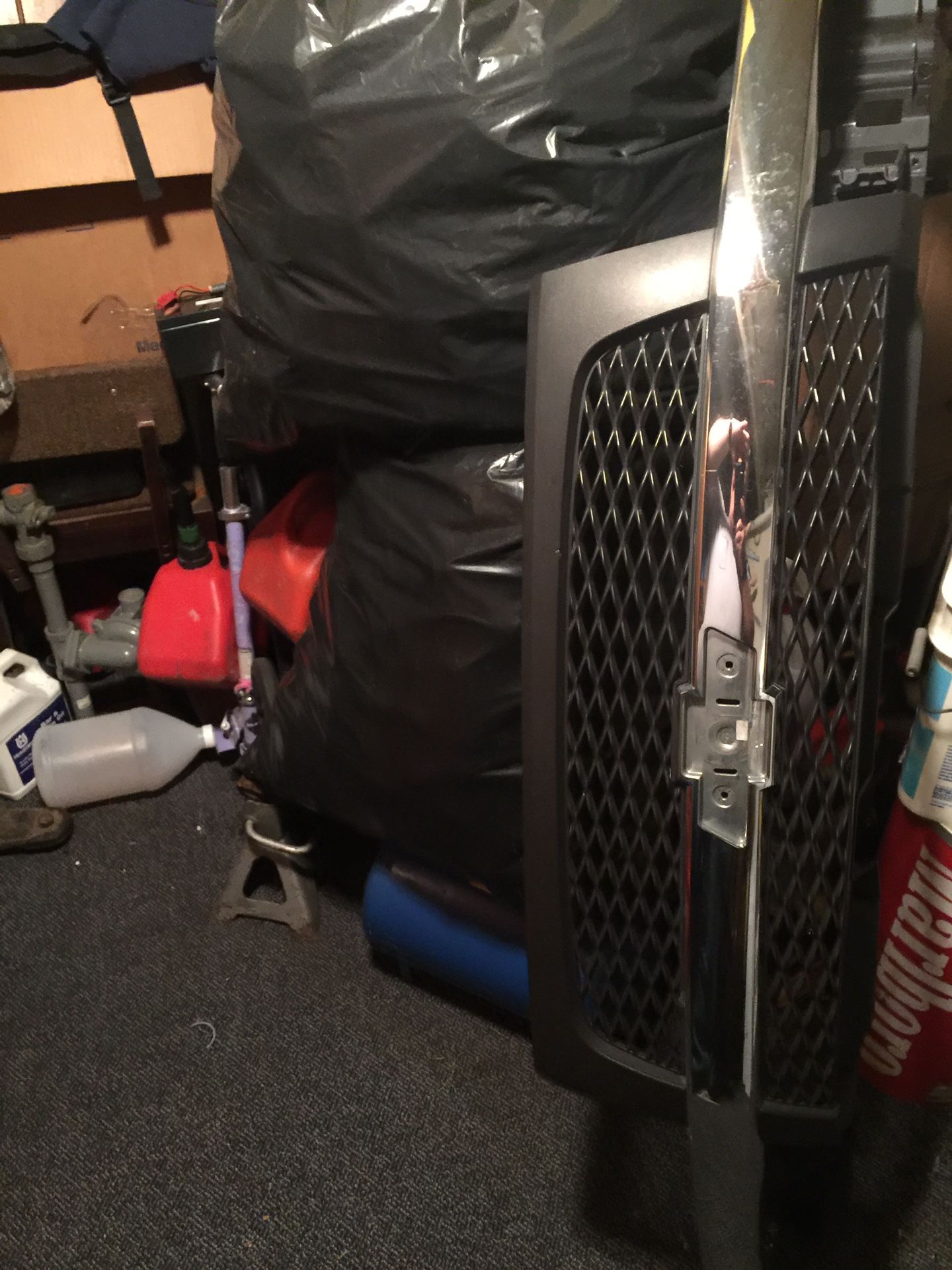 2006 Colorado grille was replaced with a chrome grille traded truck selling for 100.00 dollars