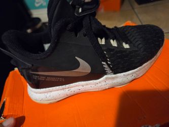 LeBron witness V basketball shoes