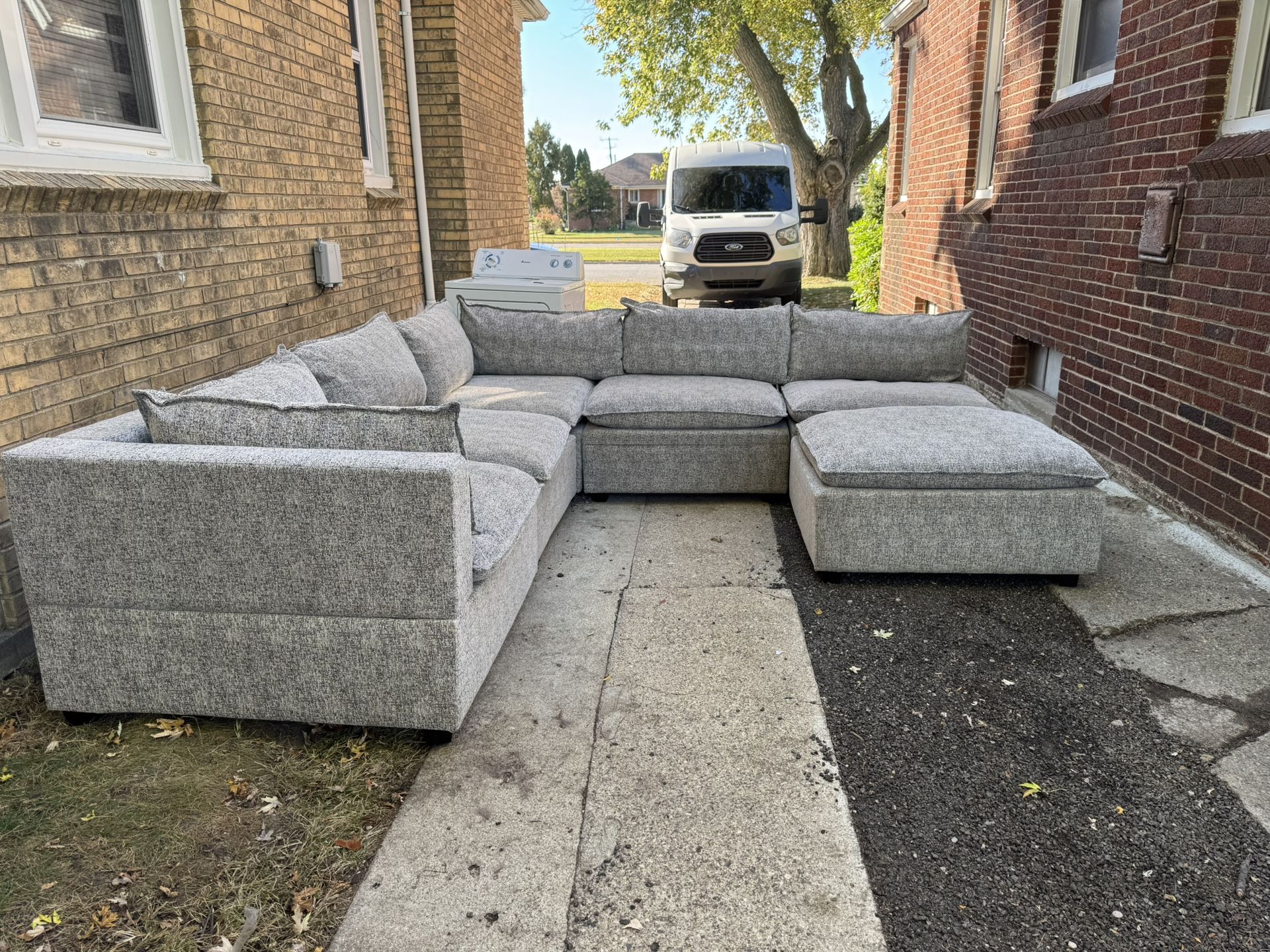 (DELIVERY 🚚)Beautiful Cloud Sectional With Ottoman