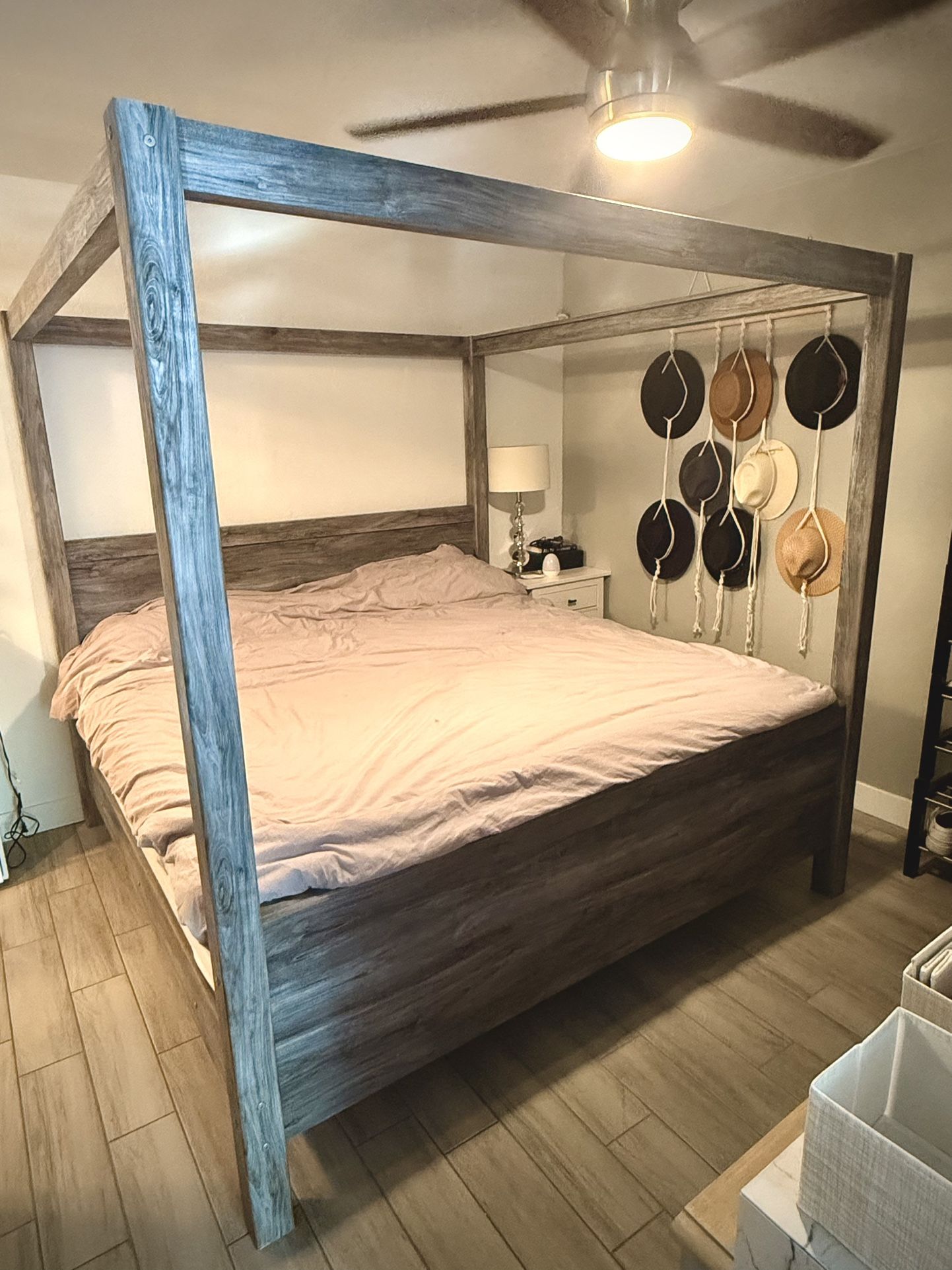 **BEAUTIFUL King Bedframe, Dresser & Nightstand