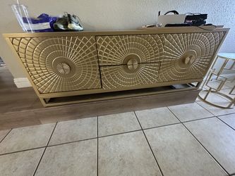 Under tv cabinet / decor