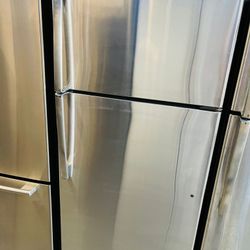 Ge Stainless Steel Refrigerator In Great Working Condition 