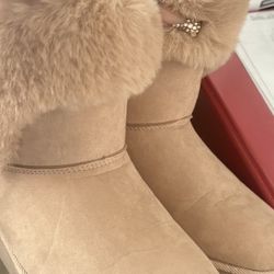 Juicy Couture Size 7 Beige Boots 