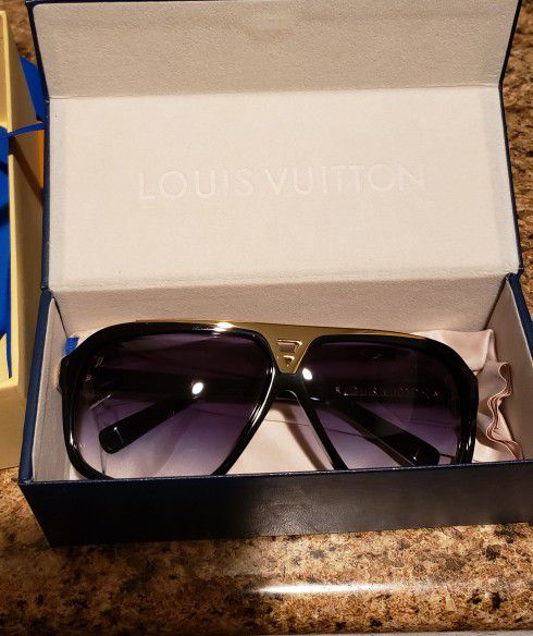Louis Vuitton Z0105E women's Sunglass for Sale in Dracut, MA - OfferUp