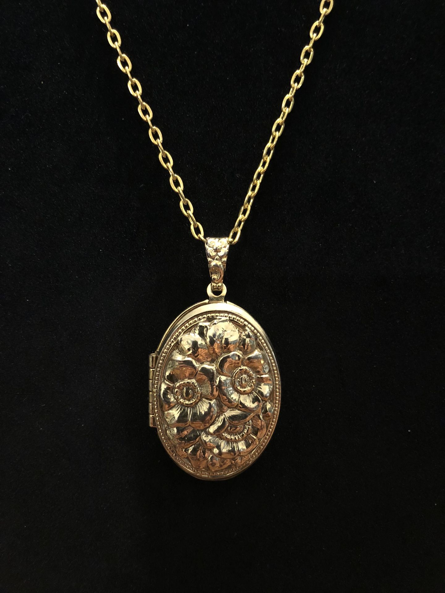 Vintage Flower Oval Locket Pendant Repousse Gold Tone With Gold Chain
