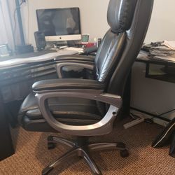 Staples Lockland Ergonomic Leather Managers Big & Tall Chair, 400