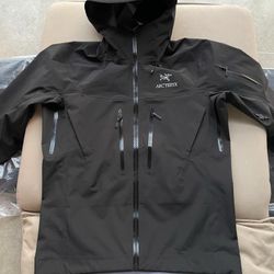 Arc’teryx Wind Breaker 