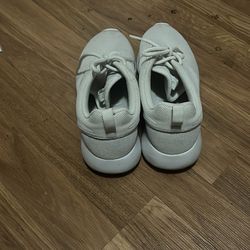 White Nikes size 71/2