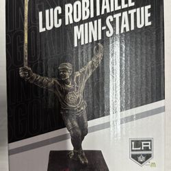 LA Kings Luc Robitaille Mini statue Staples Giveaway 
