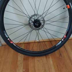 Giant GX 28 Rim with Crosscut Tire Mountain Bike