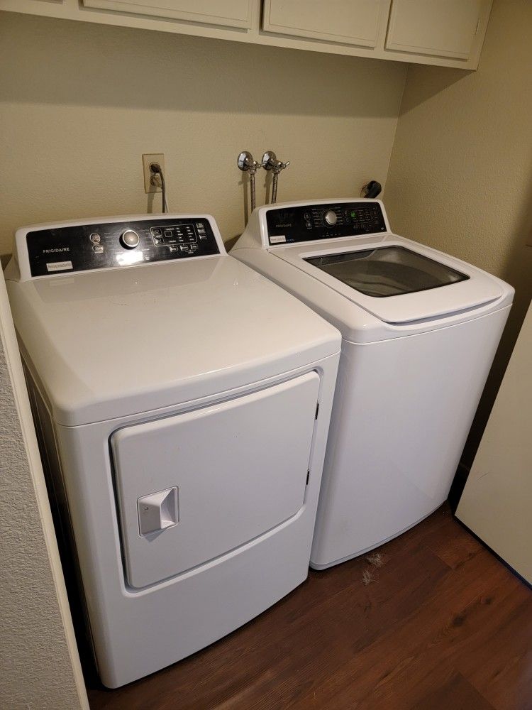 Just Like Brand New!!! Very Beautiful Frigidaire Washer with Very Oversized, Stainless Steel Tub, See Through Glass Lid and Matching Gas Dryer!!!