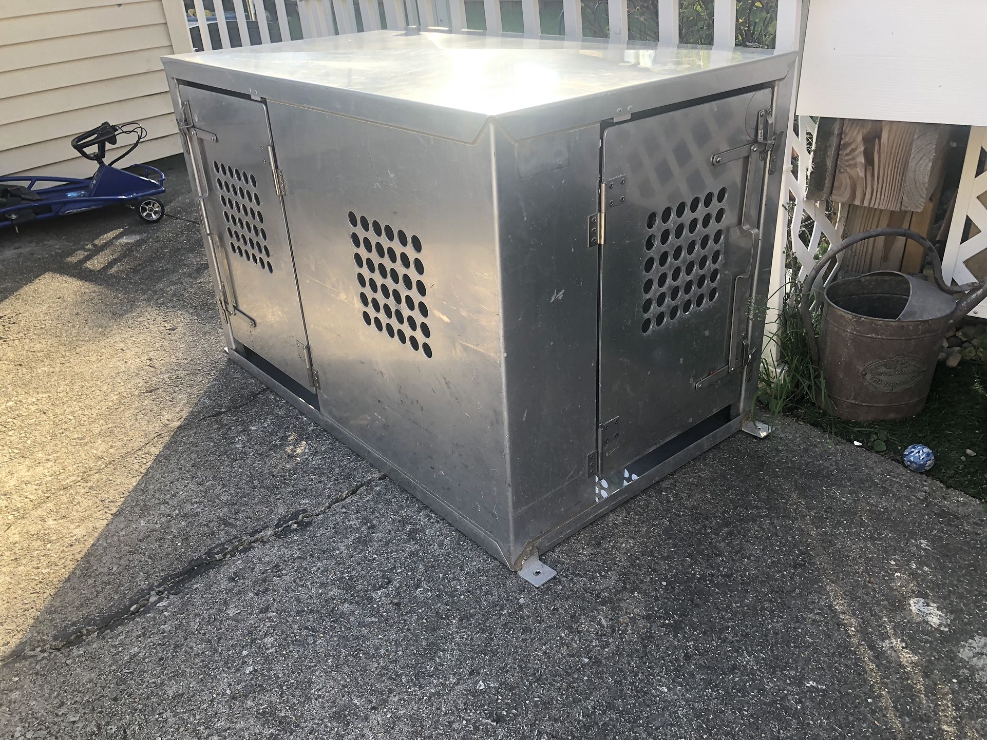 Aluminum Dog Kennel.