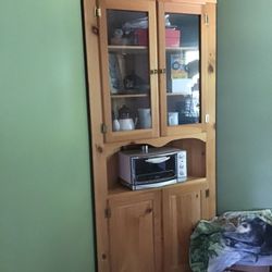 Corner hutch