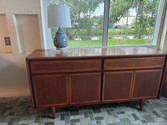 Mid-Century Modern Walnut Sideboard Credenza
