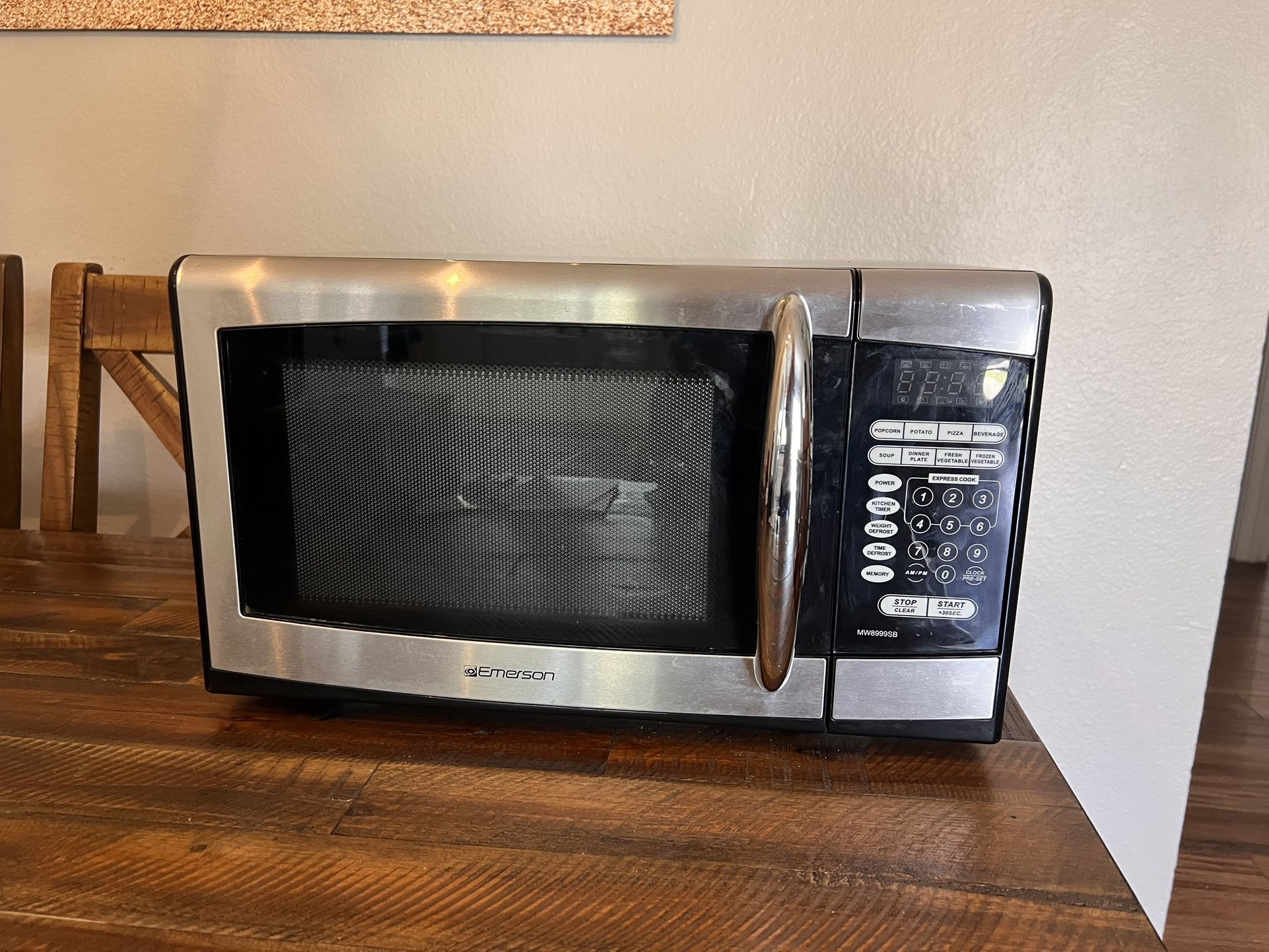 Emerson Microwave 900 Watt