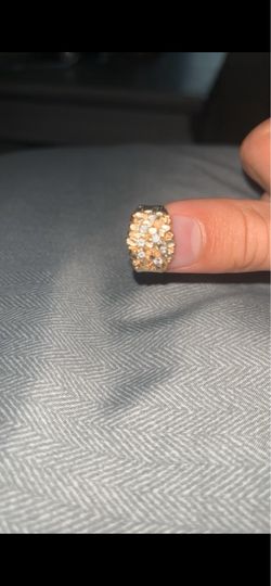 10 karat yellow gold nugget ring with 7 diamonds