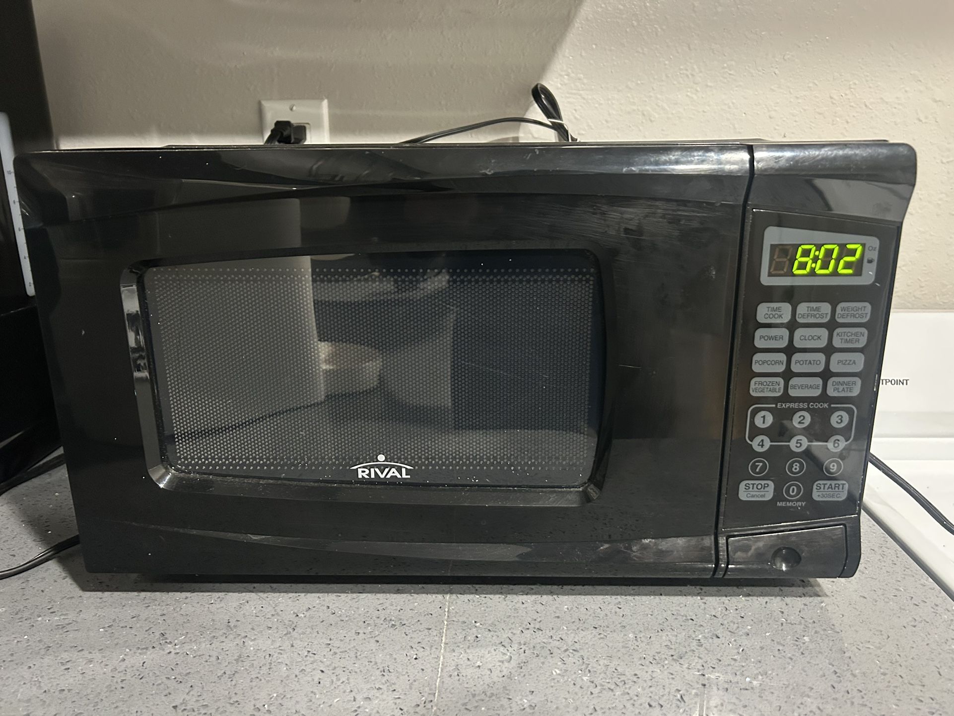 Mainstays 0.7 Cu ft 700-Watt Compact Countertop Microwave Oven