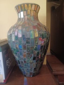 DECORATIVE GLASS VASE 16" IN HEIGHT $40 FINAL PRICE READ DESCRIPTION AND SEE ALL PICTURES