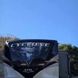 2020 Heartland Cyclone 4270 – Toy Hauler – Excellent Condition