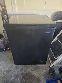 Arctic King Deep Chest Freezer, 5.0 cu.ft, Black