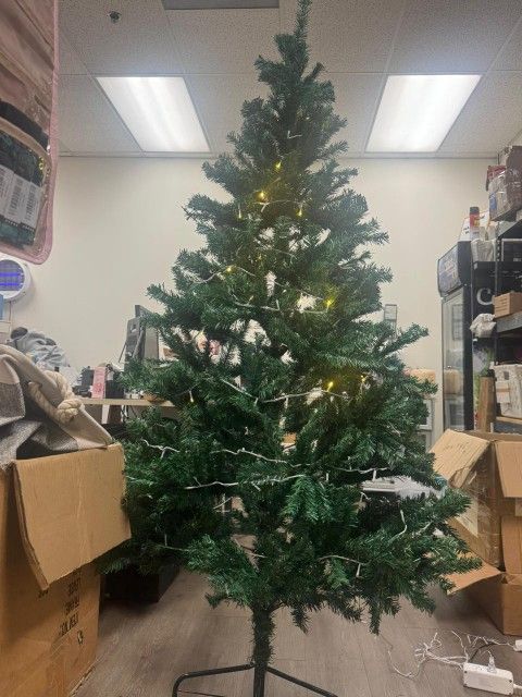 Árbol De Navidad Con Luces Pre-Lit Christmas Tree with Lights – $55