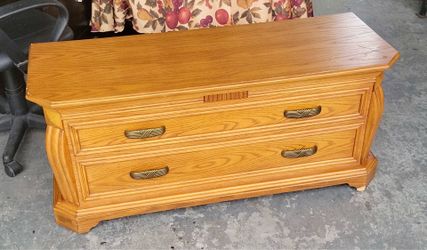 vintage Lane cedar chest/trunk with faux-drawer front design, elegant brass handles. L48xD18xH21”
