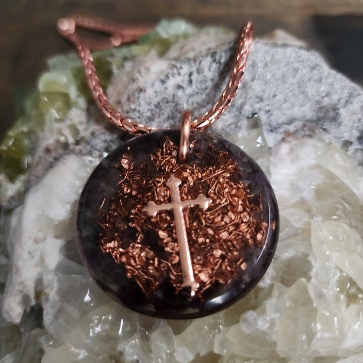 Solara Round Orgonite Pendant – Amethyst, Copper Crucifix & Copper Geometry
The Solara Round Orgonite Pendant is a handcrafted piece made with amethy