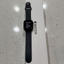 Apple Watch SE 2 44mm With Charger