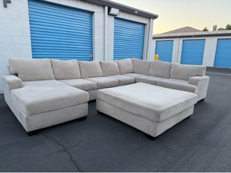 Large Beige Sectional Couch With Ottoman 🚚🚛 Free Delivery 🚚🚛