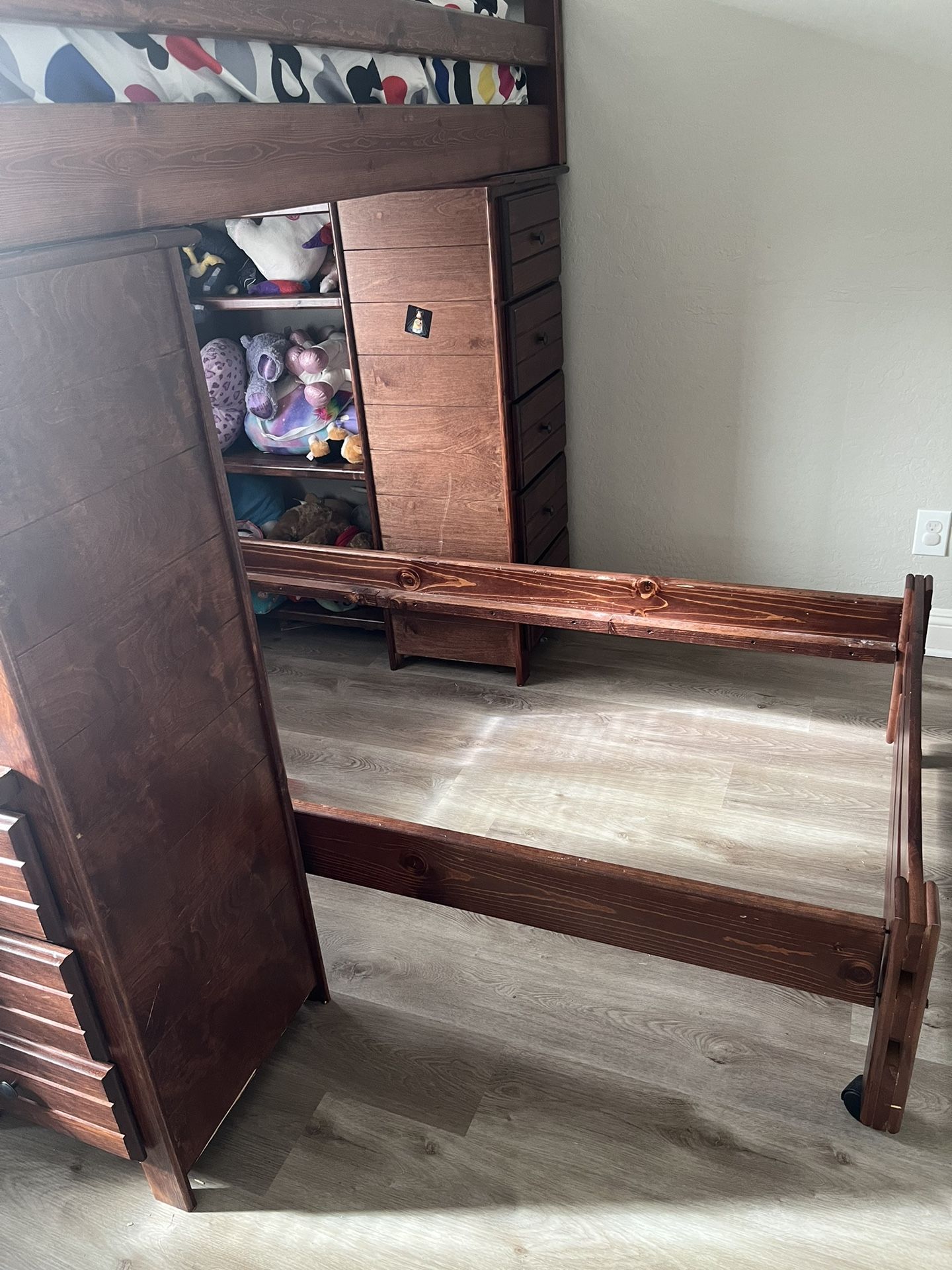 Twin bunk Bed