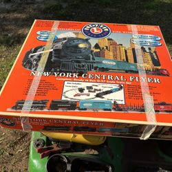 Lionel NY Central flyer With Ton Of Tracks 
